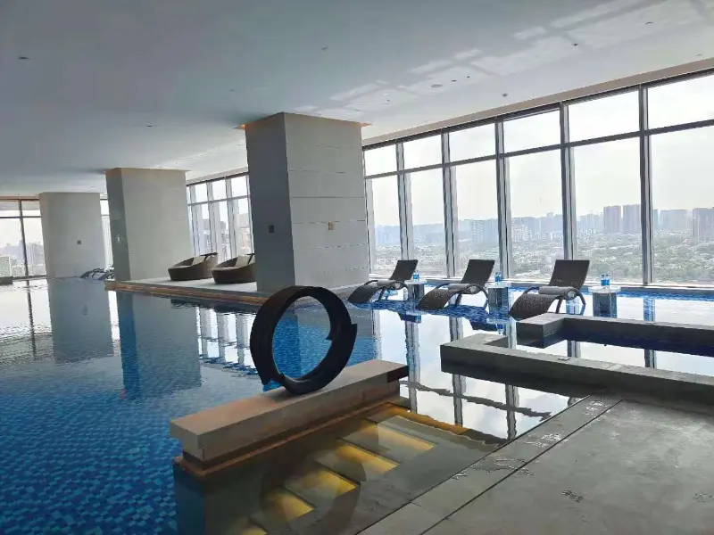 Sistem Pompa Panas lan Air Conditioner Kolam Renang Blueway Mesthekake Kenyamanan Sepanjang Tahun ing Chengdu Bay Hotel Sky Infinity Pool